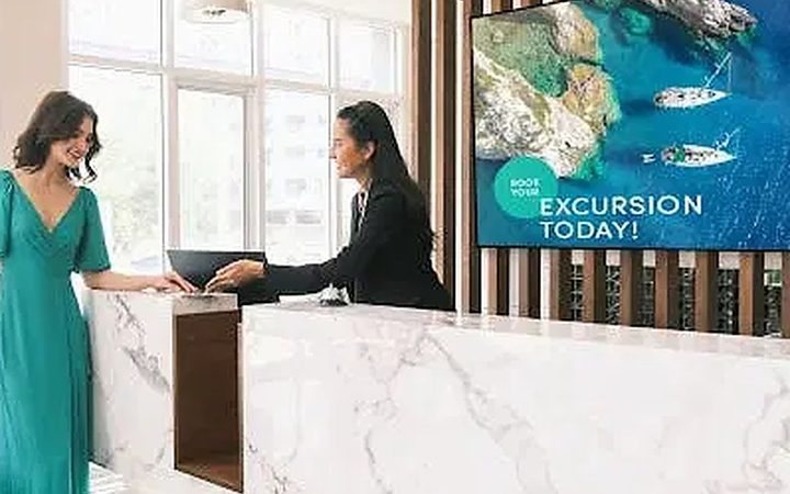 Recepção de hotel com tela